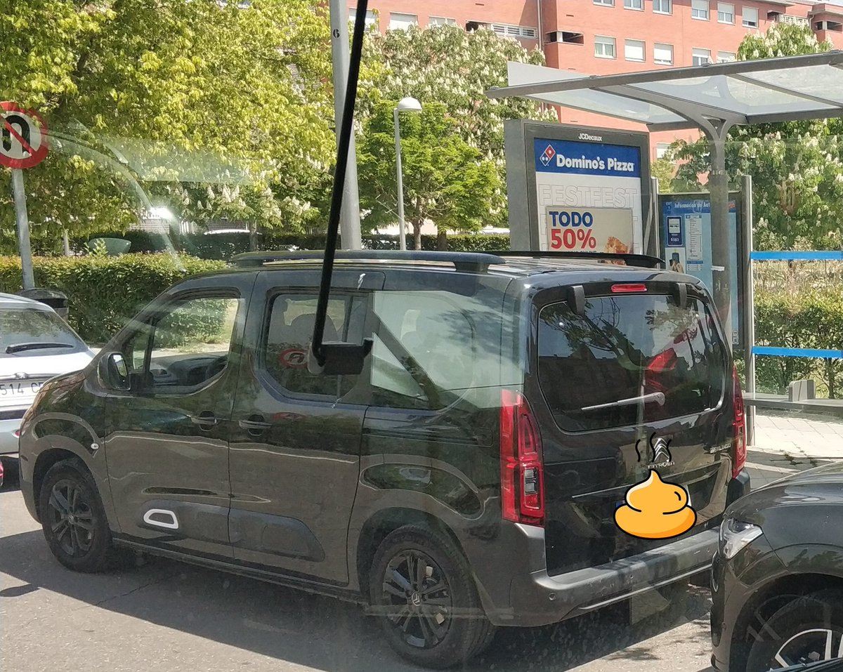 Pues hablando de colegios...
Aquí os dejo un ejemplo de la "happy hour!🎊" de los papis en cualquier colegio de Madrid, bueno y de la <a href="/policiademadrid/">Policía Municipal de Madrid</a> 👮 que ni se la ve, ni se la espera cada día 🤦