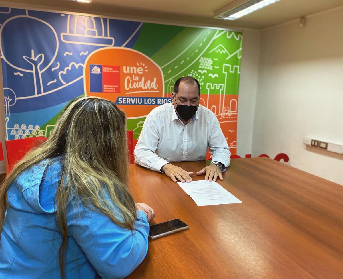 serviulosrios's tweet photo. 👉🏼 Nuestro Director, Raúl Escárate se reunió con el comité “Proyectando Futuro” de Valdivia para conversar sobre la compra de terreno y los pasos a seguir para concretar el sueño de la casa propia 🙌🏼
#minvu #serviu #vivienda #ciudad https://t.co/W8MZ5KA3wq