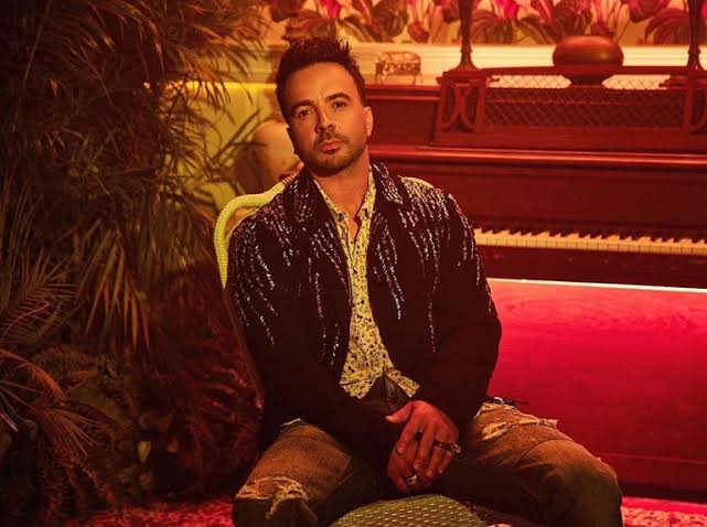 CliqueEspanhol's tweet photo. Olha ele todo romanticozinho de novo 🥰 @LuisFonsi acaba de lançar o videoclipe de seu novo single, #NuestraBalada. Confira: https://t.co/y8pFgN6fzc https://t.co/tsxhxnp9Zy