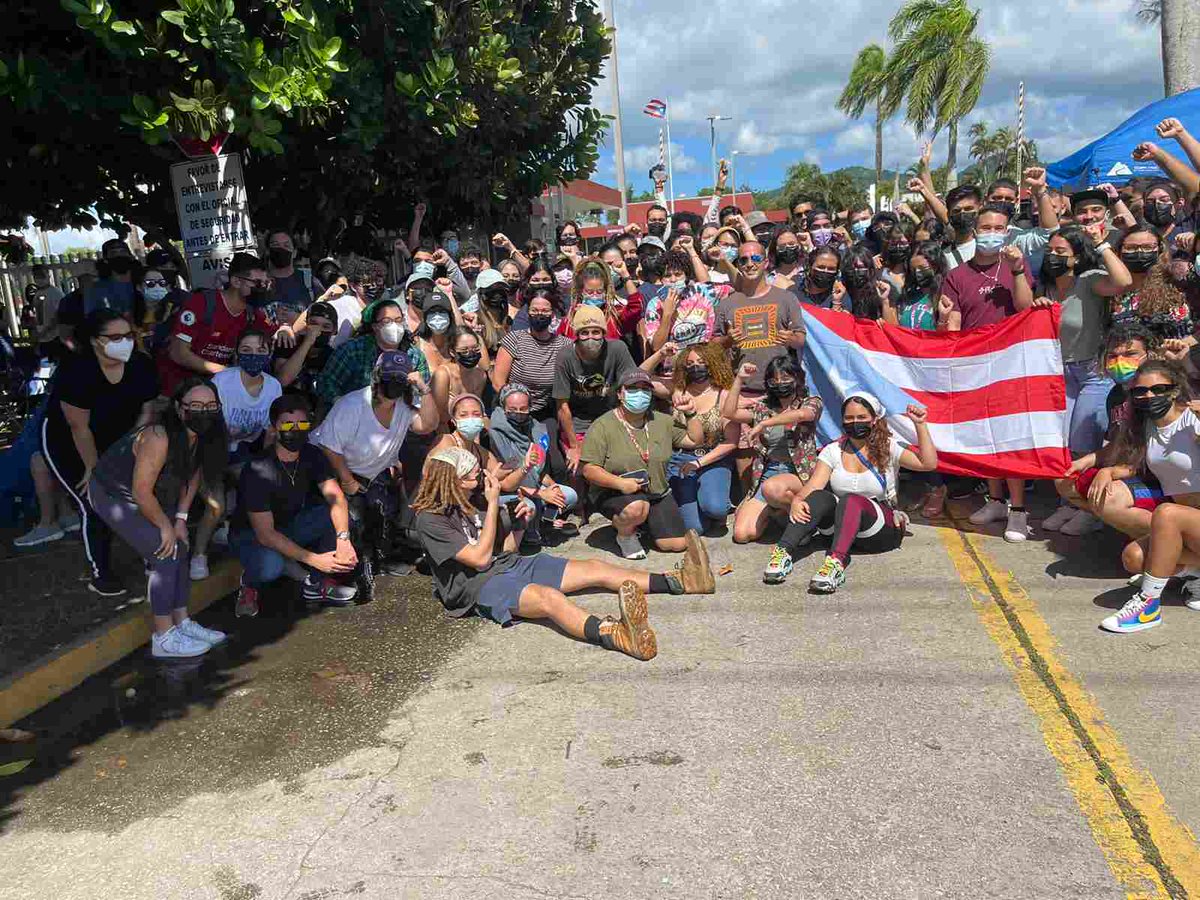 Están de pié los estudiantes y no están solos. Lo mejor, es que saben muy bien lo que hacen y pq lo hacen. Listos para entrar en acción la juventud estudiatil de  <a href="/UPRHComunica/">UPR Humacao</a> 
Pa' lante siempre pa'lante!!