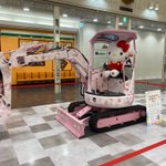 仕事を選ばないことで有名なキティさんは？ショベルカーとコラボする!