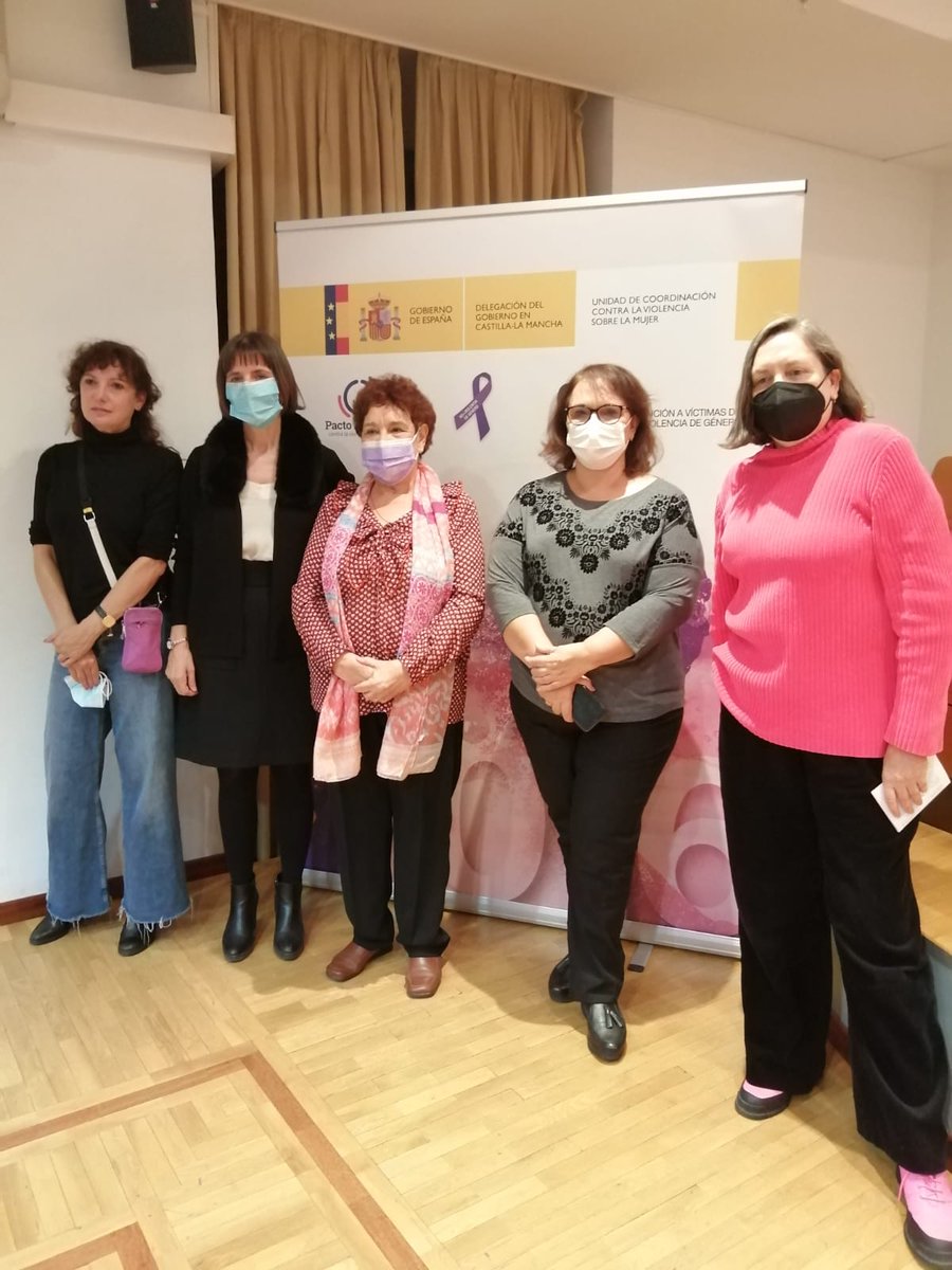 DelegGobCLM's tweet photo. La presidenta de @CIMAcineastas @CristinaAndreuC, la actriz Marta Belaustegui y Carmen Fernández, de la Asociación María de Padilla, en la Conferencia 'Cine y Violencia sobre la Mujer: cuando la realidad supera la ficción' organiza @DGobiernoCLM con motivo de #25N en @biblioclm https://t.co/V6bOV54rQk