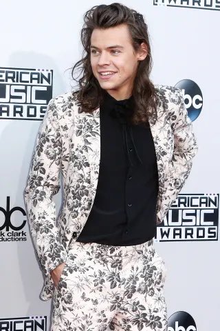kiwi28cake's tweet photo. I’ve said it before and I’ll say it again: this look was stunning. I remember seeing it in magazines and I wasn’t even remotely interested in 1D back then and thinking “wow what a great fit” love you Harry Styles https://t.co/9fkOn2jTU0