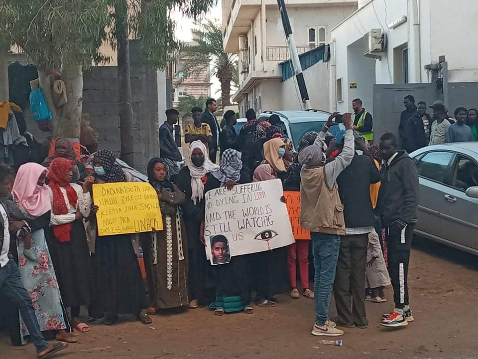 Robi_wedi_meda's tweet photo. A large-scale arrest campaign against refugees in #Gargaresh area is going on. We want this to stop immediately and refugees must be protected under the "1967 Protocol"
#EvacuateRefugeesfromLibya
#Eritrea #Libya @UNOCHA @Refugees @amnesty @AmnestyEARO @UNSMILibya @RefugeesMedia https://t.co/oY5wYPb4Nr