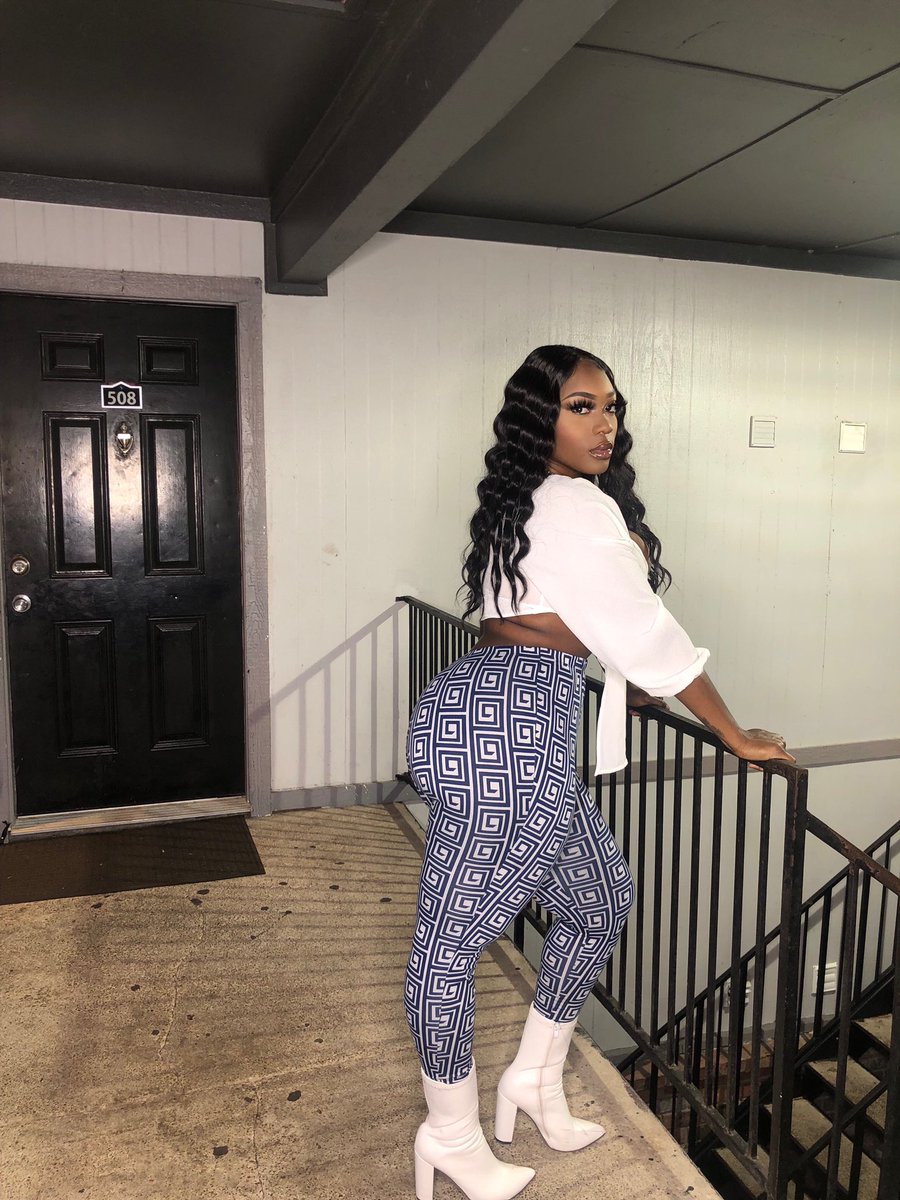 ItsTheJBPrint's tweet photo. She gone look over these bitches like terms and conditions 🤍 https://t.co/UjiPgsftpE