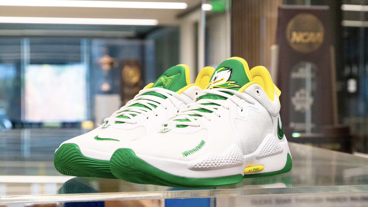 OregonMBB's tweet photo. That time of year! 

New 🔥 is rolling in, starting with the Oregon PG 5 low.

#GoDucks | #AlwaysUs https://t.co/hRC2rSVRDq