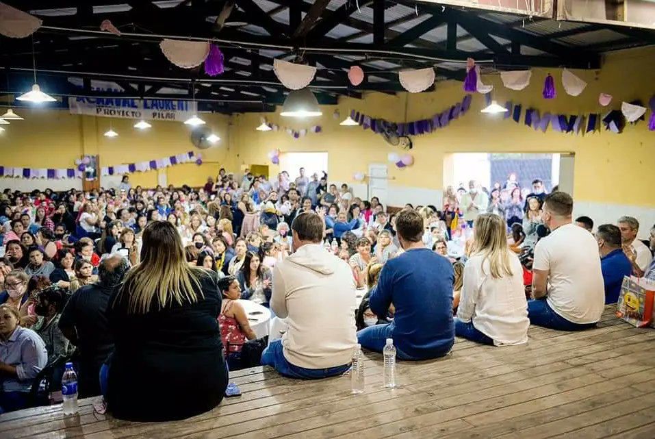 pamedc2016's tweet photo. Hace 10 días nos encontramos con las mamis de #VillaRosa, para reconocerles y celebrar todo lo hermoso que hacen por nuestra comunidad.

Así que para recordar ese lindo encuentro, este es mi #TBT junto a

@FedericoAchaval
@CrisAlvarezRod
@LaurentPilar
@ivangiordano

#diadelamadre https://t.co/uiuSNPNKSk