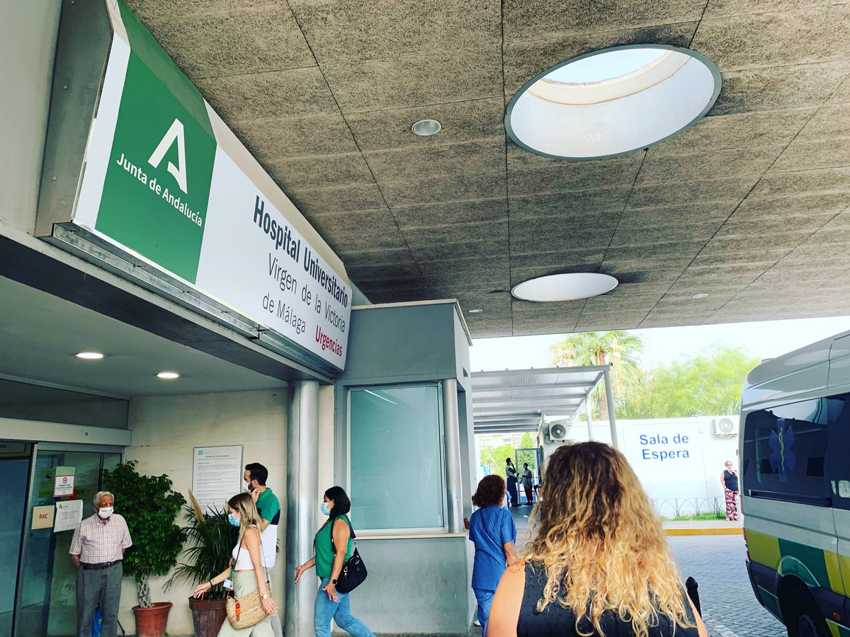HUVV_SAS's tweet photo. Lamentablemente,tenemos que informar de un nuevo episodio de agresión física y verbal.En concreto,  a nuestros profesionales de Seguridad por parte de unos usuarios.
El incidente ha tenido lugar esta tarde en el servicio de Urgencias del Hospital Clínico https://t.co/z93lSagte4