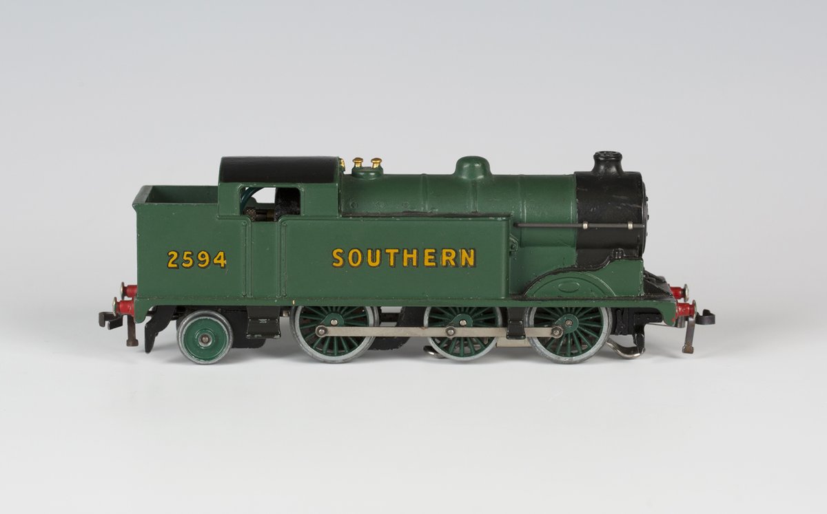 wrduckdog's tweet photo. BR black is so boring and drab, i much prefer the Big Four with its varied and interesting liveries https://t.co/kwvbTEZZd3