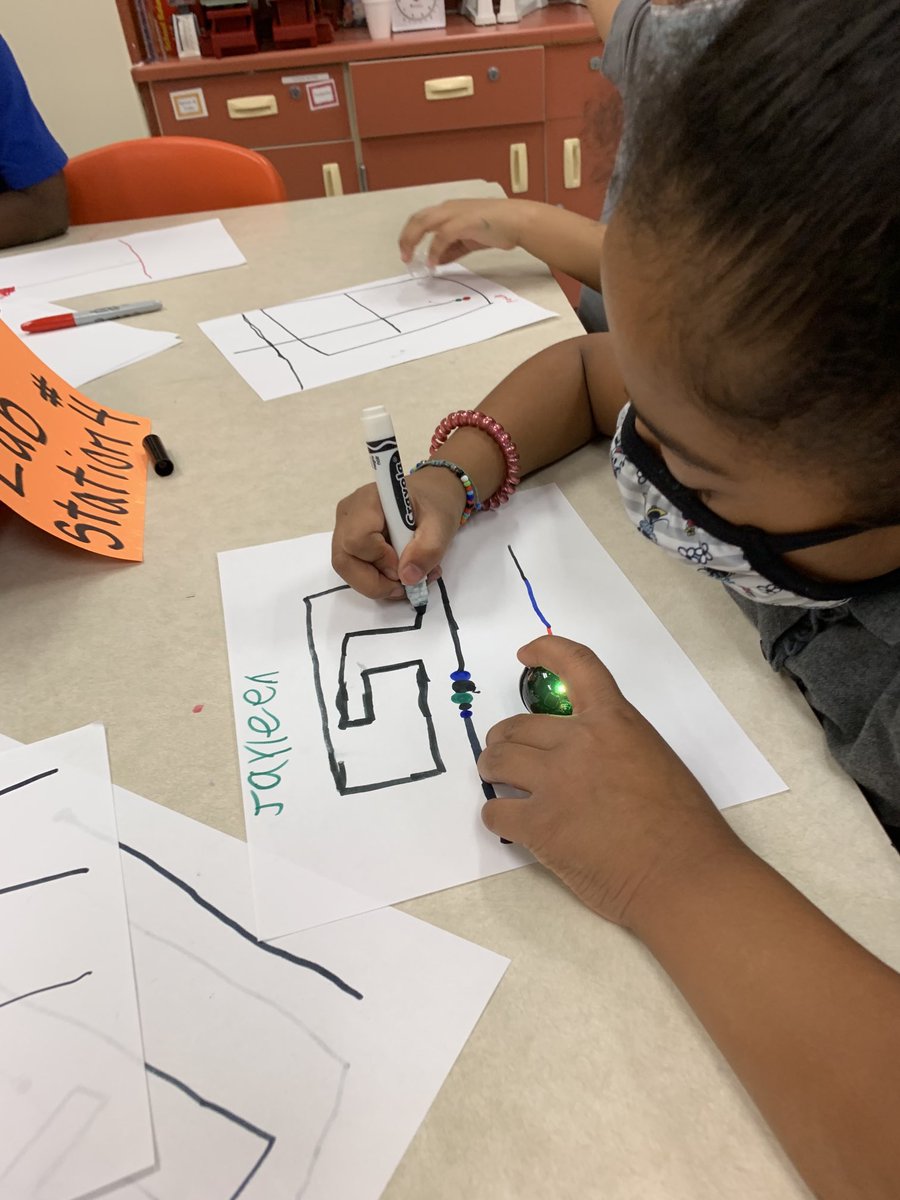 Msbjonesclass's tweet image. I enjoyed spending time with @Heartwork17 2nd grade class! We are making connections to #patterns #movement #colorcoding with @Ozobot !
#STEMeducation
#Code
#robotics
