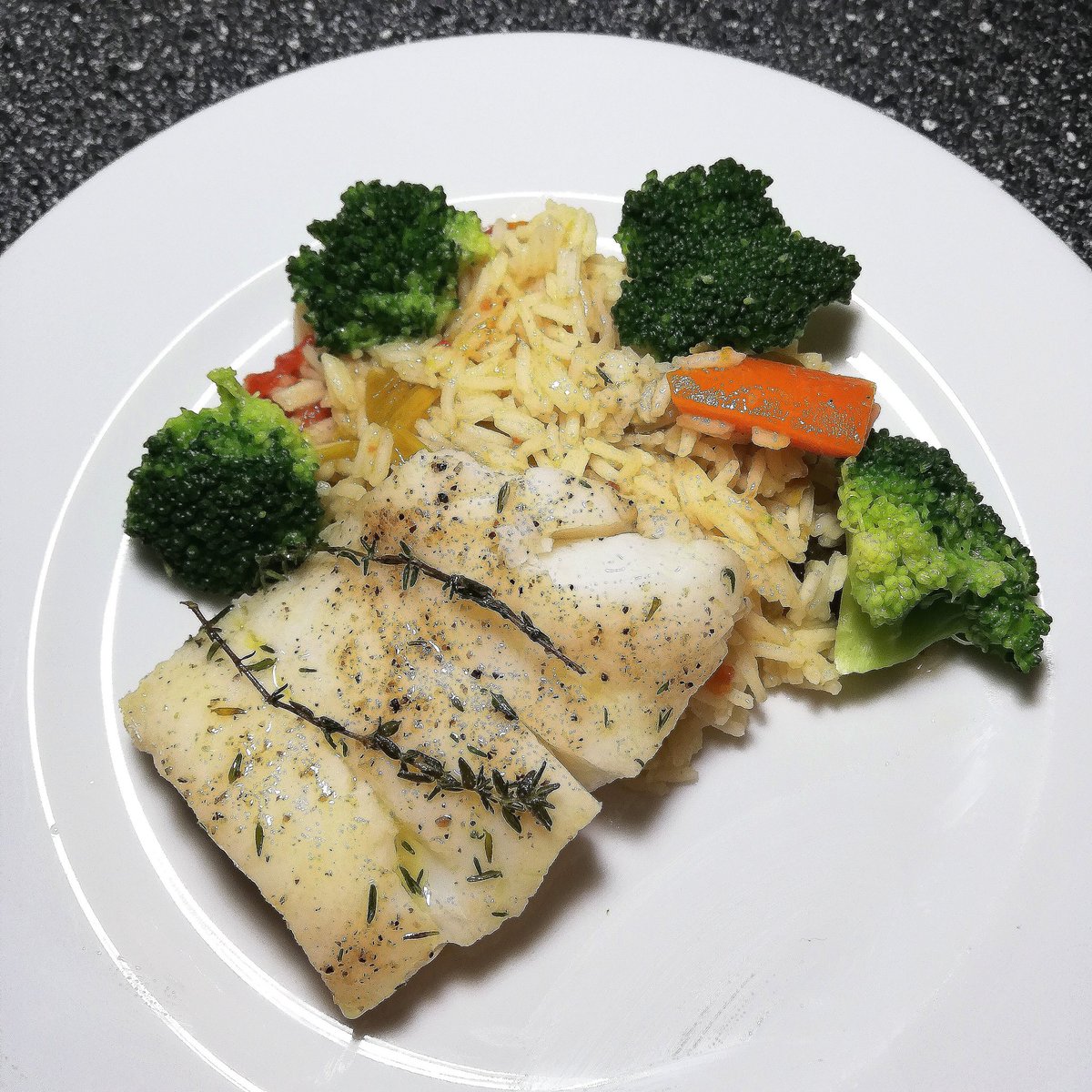 herzenskueche's tweet photo. Schwarzer Heilbutt
auf Gemüsereis und Brokkoli
#Food #Foodies #fish #heilbutt #seafood #fishfood #Cooking #healthyfood #fitness #fitnessfood #gesund #omega3 #foodblogger https://t.co/HijhTKbKKc