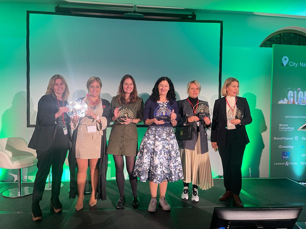 MarcaChile's tweet photo. ¡Tremendo orgullo! Fuimos reconocidos en los City Nation Place Award con el premio #BestUseOfData 🏆👏. Además estuvimos finalistas en las categorías Best Communication Strategy y Place Brand of the Year. Sigamos contando de 🇨🇱 al 🌏!
 #ChileCreatingFuture
https://t.co/jS3F3xFBDa https://t.co/ArKt26fWWl