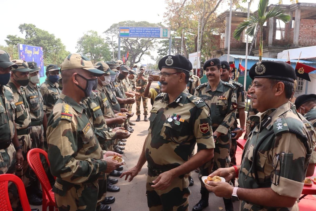 BSF_Tripura's tweet photo. Shri SK Nath, IPS, IG celebrated & shared the happiness of the festival of #Diwali with the troops of 120 Bn #BSF #Tripura and also visited #BorderOutPost West Joynagar to convey best wishes for health, prosperity, and happiness to all in presence of local MLA Sh Suriyajit Datta. https://t.co/uy4XbLCCd0