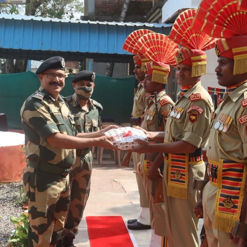BSF_Tripura's tweet photo. Shri SK Nath, IPS, IG celebrated & shared the happiness of the festival of #Diwali with the troops of 120 Bn #BSF #Tripura and also visited #BorderOutPost West Joynagar to convey best wishes for health, prosperity, and happiness to all in presence of local MLA Sh Suriyajit Datta. https://t.co/uy4XbLCCd0