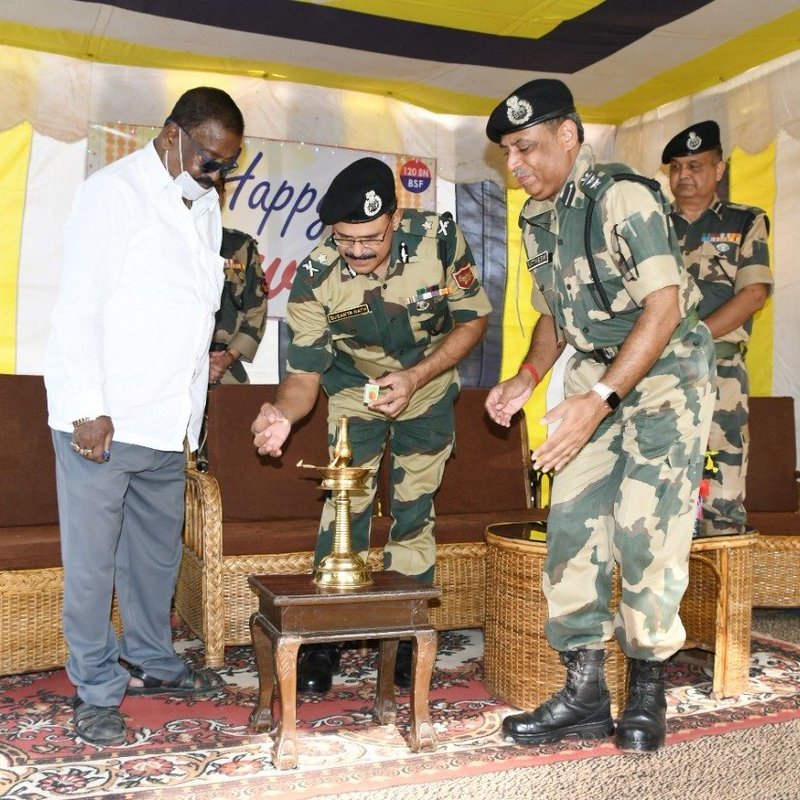 BSF_Tripura's tweet photo. Shri SK Nath, IPS, IG celebrated & shared the happiness of the festival of #Diwali with the troops of 120 Bn #BSF #Tripura and also visited #BorderOutPost West Joynagar to convey best wishes for health, prosperity, and happiness to all in presence of local MLA Sh Suriyajit Datta. https://t.co/uy4XbLCCd0