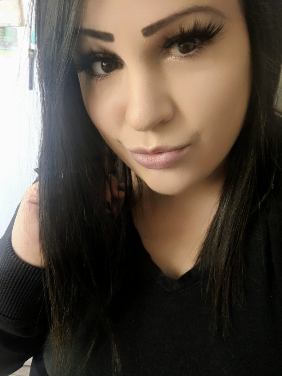 FeliciaKayOtero's tweet photo. #birthdaygirl #itsmybirthday #novemberfourth #boom #guessmyage gotta get ready to go out to dinner with the hubby 💗🎉🥳🧁🎂🍹🎈🎁 https://t.co/nwzklMx7Q9