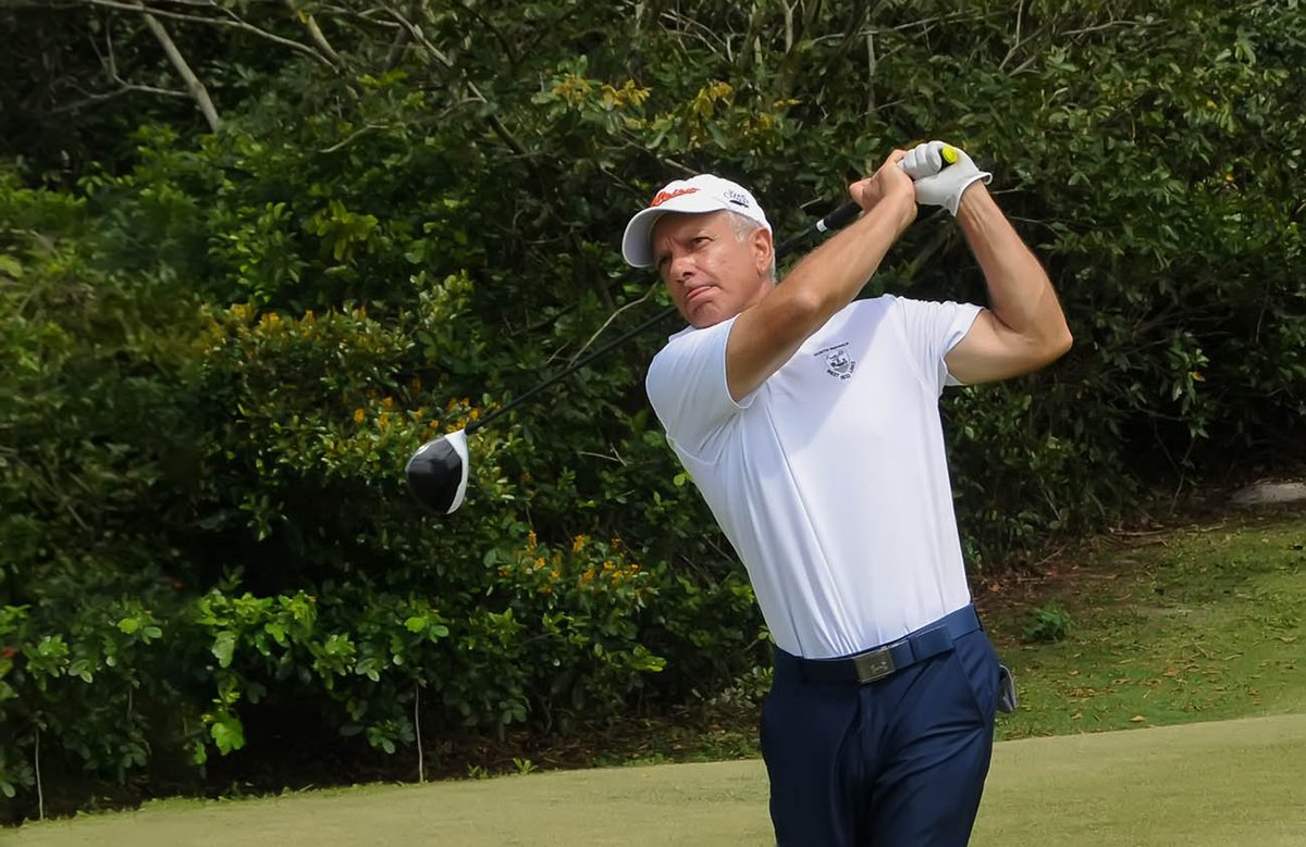 Brasileiro Sênior ABGS: Marcelo Stallone fica mais perto do título da Taça Mario Gonzalez
Saiba mais ► bit.ly/GN-BrasileiroA…
Eric Ferrez se isola em segundo. Felix Zamudio lidera com folga entre os pré-seniores
#ABGS #GolfeSenior #OGC #COG #GolfeRJ
