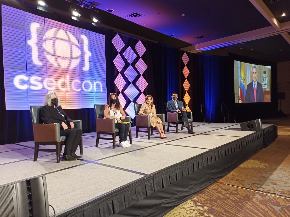 KodeaOrg's tweet image. Llegamos hasta Los Ángeles, Estados Unidos 🇺🇸, para ser parte de la #CSEdCon2021 de Code.org 🔥. Presentamos @ideodigitalchile y reflexionamos sobre  las Ciencias de la Computación 💻 en las escuelas de todo el mundo 🌎 @mretamal @loraineschlott @hadip