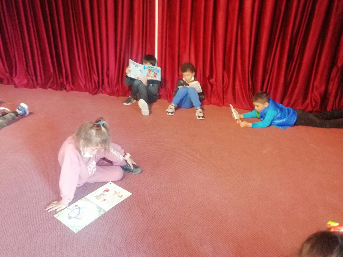 SaraylarM's tweet photo. Kitaba dokunmak, tanımak, hakkında fikir edinmek kısacası kitapla vakit geçirmek...

Mini kitap fuarımızda okulumuza yeni gelen kitapları tanıttık. 

@TC_Marmara
@MarmaraMem
#Bigep https://t.co/yLzWz9BOCF