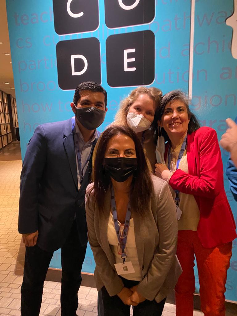 KodeaOrg's tweet image. Llegamos hasta Los Ángeles, Estados Unidos 🇺🇸, para ser parte de la #CSEdCon2021 de Code.org 🔥. Presentamos @ideodigitalchile y reflexionamos sobre  las Ciencias de la Computación 💻 en las escuelas de todo el mundo 🌎 @mretamal @loraineschlott @hadip