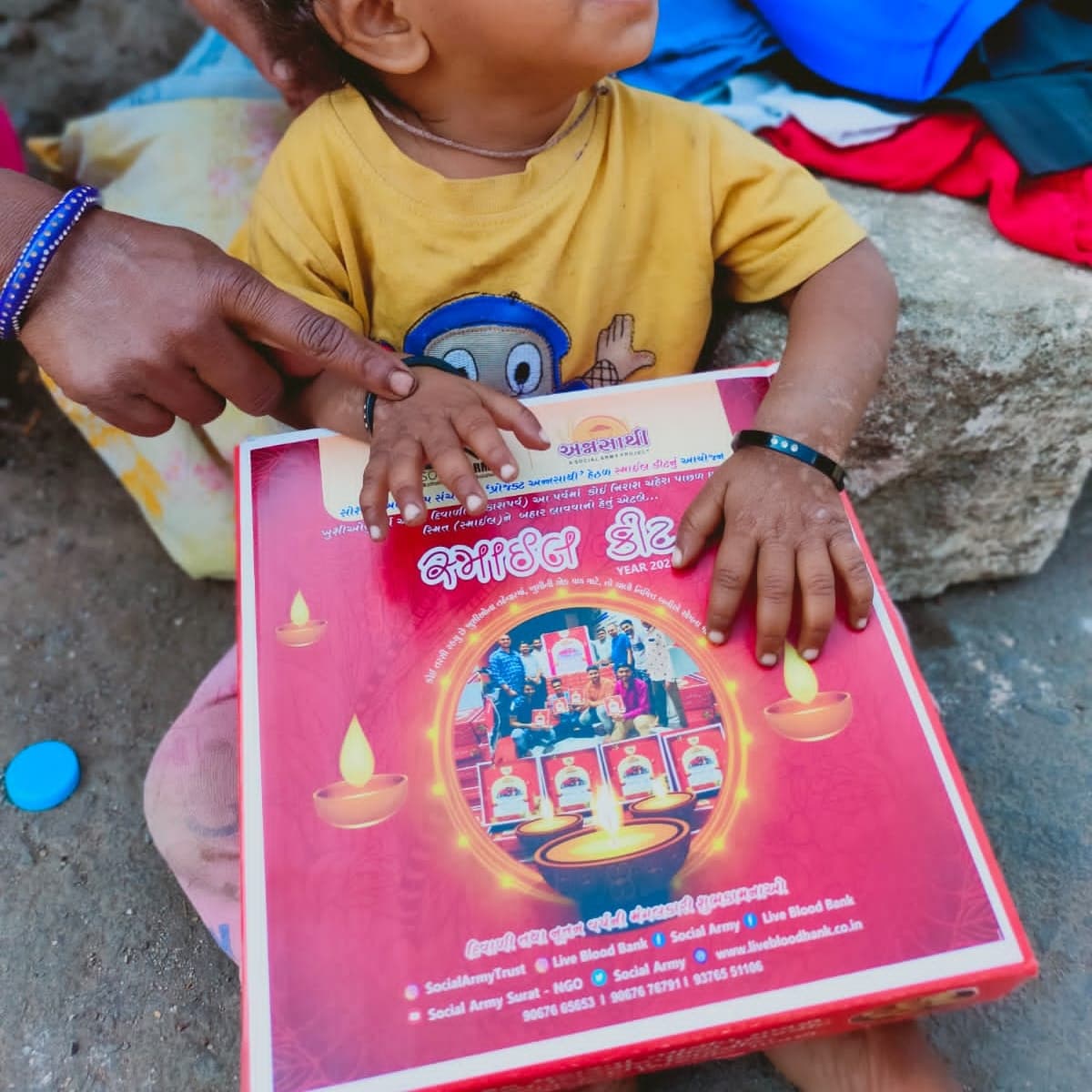 MilanMehta_AB's tweet photo. સોશિયલ આર્મી ગૃપ સુરત દ્વારા છેલ્લા 7 વર્ષ થી દિવાળી મહાપર્વ દરમ્યાન શ્રમજીવી પરિવારો તથા જરૂરિયાત મંદ લોકો ને #SmileKit આપીને એમના મુખ પર સ્મિત લાવવાના પ્રયાસો કરવામાં આવે છે તથા ખુશીઓના પર્વની સાચી રીતે ખુશી વહેંચીને માનવતાનો પ્રકાશ ફેલાવીને આ વર્ષે પણ ઉજવણી કરવામા આવી હતી ❤️ https://t.co/s7sItwFXg8