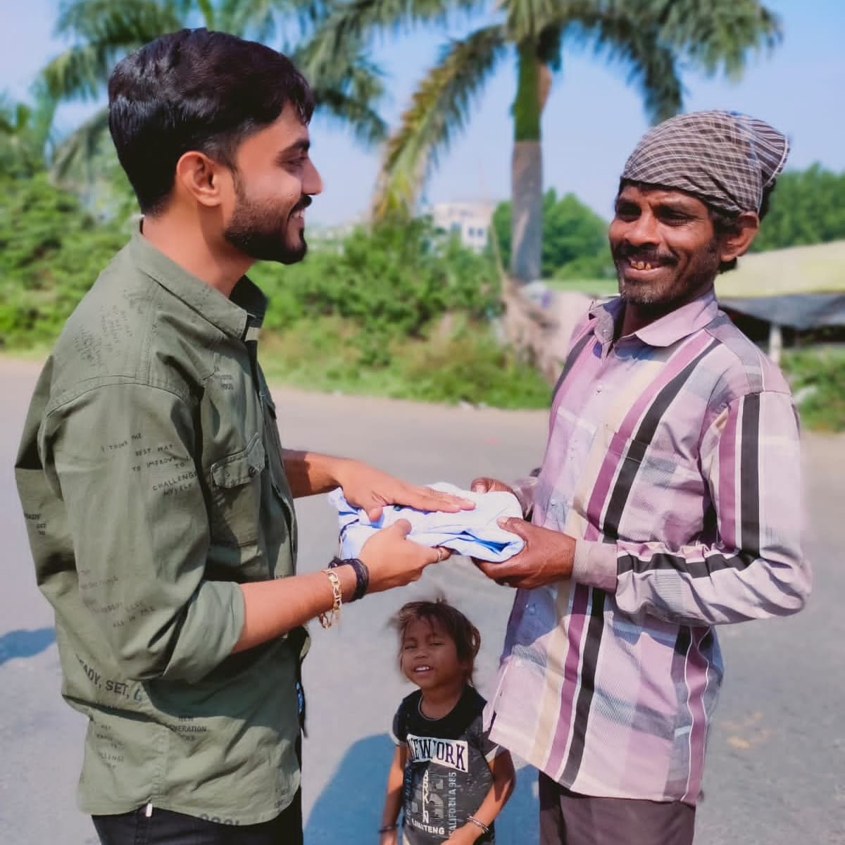 MilanMehta_AB's tweet photo. સોશિયલ આર્મી ગૃપ સુરત દ્વારા છેલ્લા 7 વર્ષ થી દિવાળી મહાપર્વ દરમ્યાન શ્રમજીવી પરિવારો તથા જરૂરિયાત મંદ લોકો ને #SmileKit આપીને એમના મુખ પર સ્મિત લાવવાના પ્રયાસો કરવામાં આવે છે તથા ખુશીઓના પર્વની સાચી રીતે ખુશી વહેંચીને માનવતાનો પ્રકાશ ફેલાવીને આ વર્ષે પણ ઉજવણી કરવામા આવી હતી ❤️ https://t.co/s7sItwFXg8
