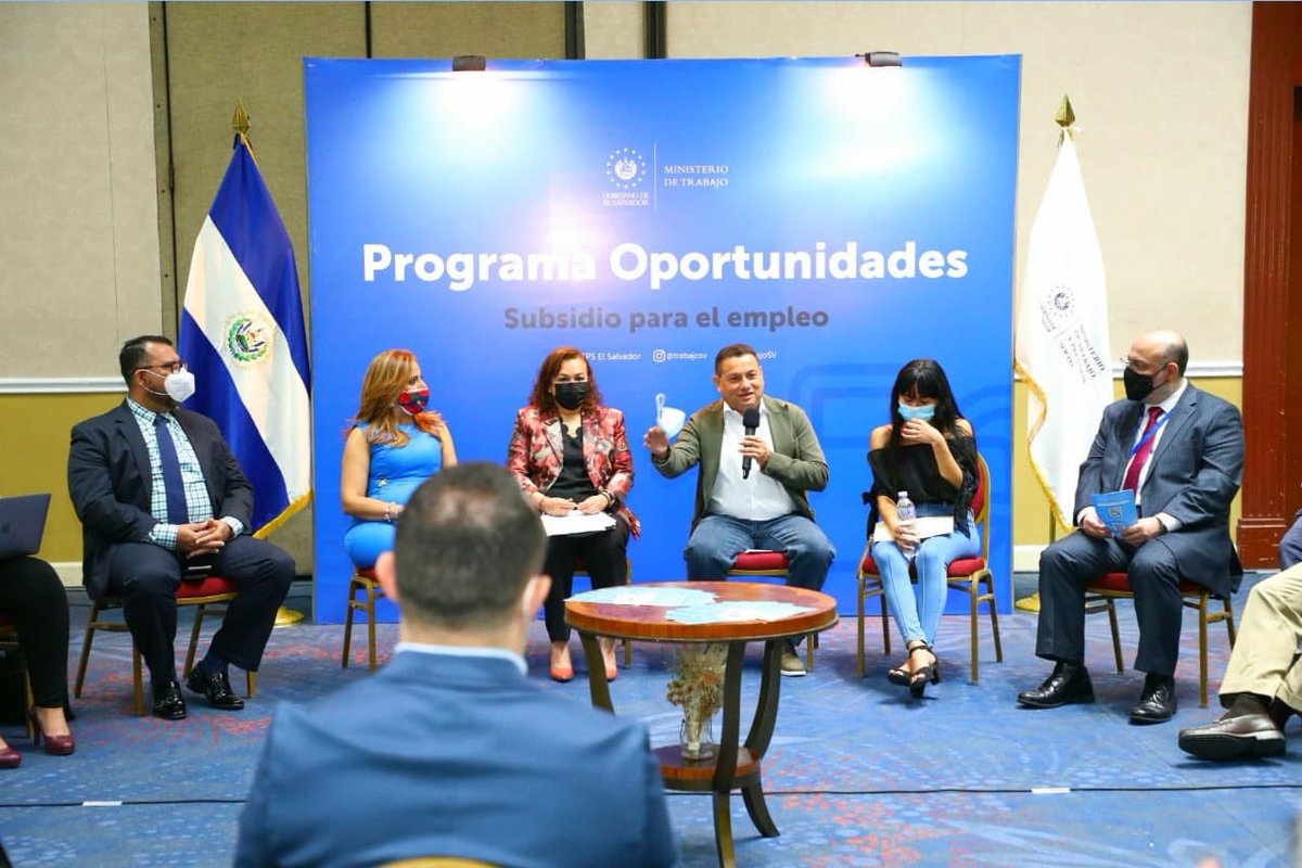 RolandoCastroSv's tweet photo. Hoy junto a nuestra Viceministra Sofia Rodríguez nos reunimos con más de 200 empresas que formarán parte del #ProgramaOportunidades que gran bendición que colocaremos más de 7 mil nuevos empleos en estos dos meses, más de 7 mil hogares que tendrán ingresos. Gracias empresarios https://t.co/P6tmc28BSa