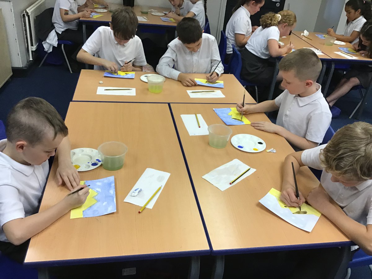 StMarysRCFW's tweet photo. Year 4 had a visit from @HughTempleton7 who taught them how to paint the Ancient Egyptian pyramids 🖌️ https://t.co/6mFNX6S9W1