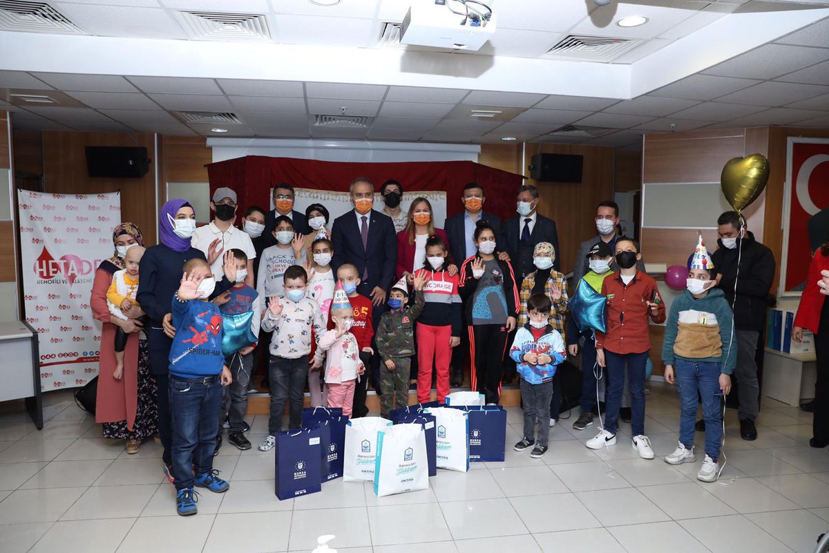 ElifGKazanci's tweet photo. Lösemili çocuklar haftası etkinliğimiz.. Büyükşehir belediye başkanı Sn Alinur Aktaş ve tüm gönüllü dostlarımıza sonsuz teşekkürler.. Her şey çocuklar gülsün diye 💖 @hetader2013 @bursabuyuksehir https://t.co/W7IoteWEgq
