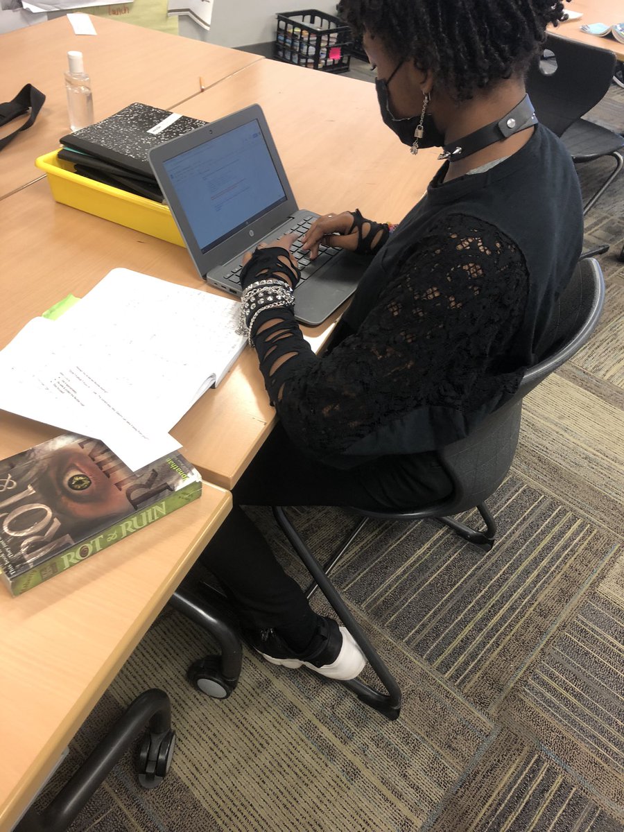 SDelormELA's tweet photo. Using our main idea &amp; supporting details organizers from yesterday to write our open-ended responses! @CrecArtsMiddle1 https://t.co/M79yh9vZGV