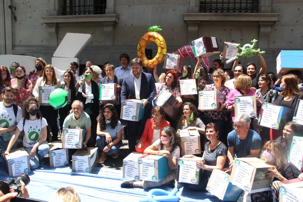 Uyo_Ciudad's tweet photo. ✊🏻 DEFENDIMOS EL RÍO ✊🏻
Fueron 53.864 firmas las que presentamos hoy en la Legislatura, obligando legalmente a tratar el proyecto que impulsa la creación de un Parque Público en Costa Salguero, el cual lxs porteñxs apoyaron masivamente con su rubrica.
#SiAlParque https://t.co/985looDv1K