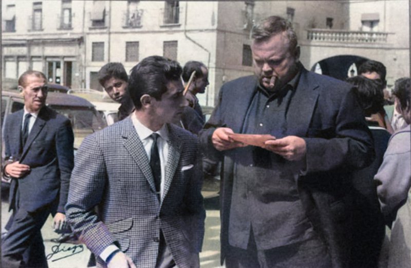 Orson Welles y el torero Andrés Vázquez entrando en el Gran Hotel de Salamanca en el año 1964.

( 📸Fotografía vía <a href="/salamancacolor/">Salamanca en Color</a>  )