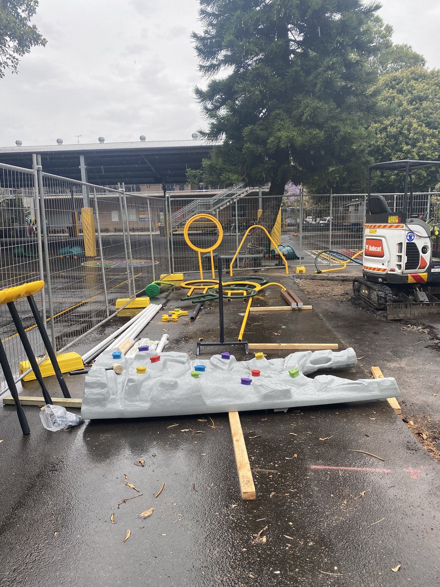 KENSINGTONPS's tweet photo. Forgot to tweet these photos but had to share in the excitement, it's looking amazing. From this, to that and so much more to come. @KENSINGTONPS @NSWEducation #moduplay #WorldOutDoorPlayDay https://t.co/8S354bh4lS