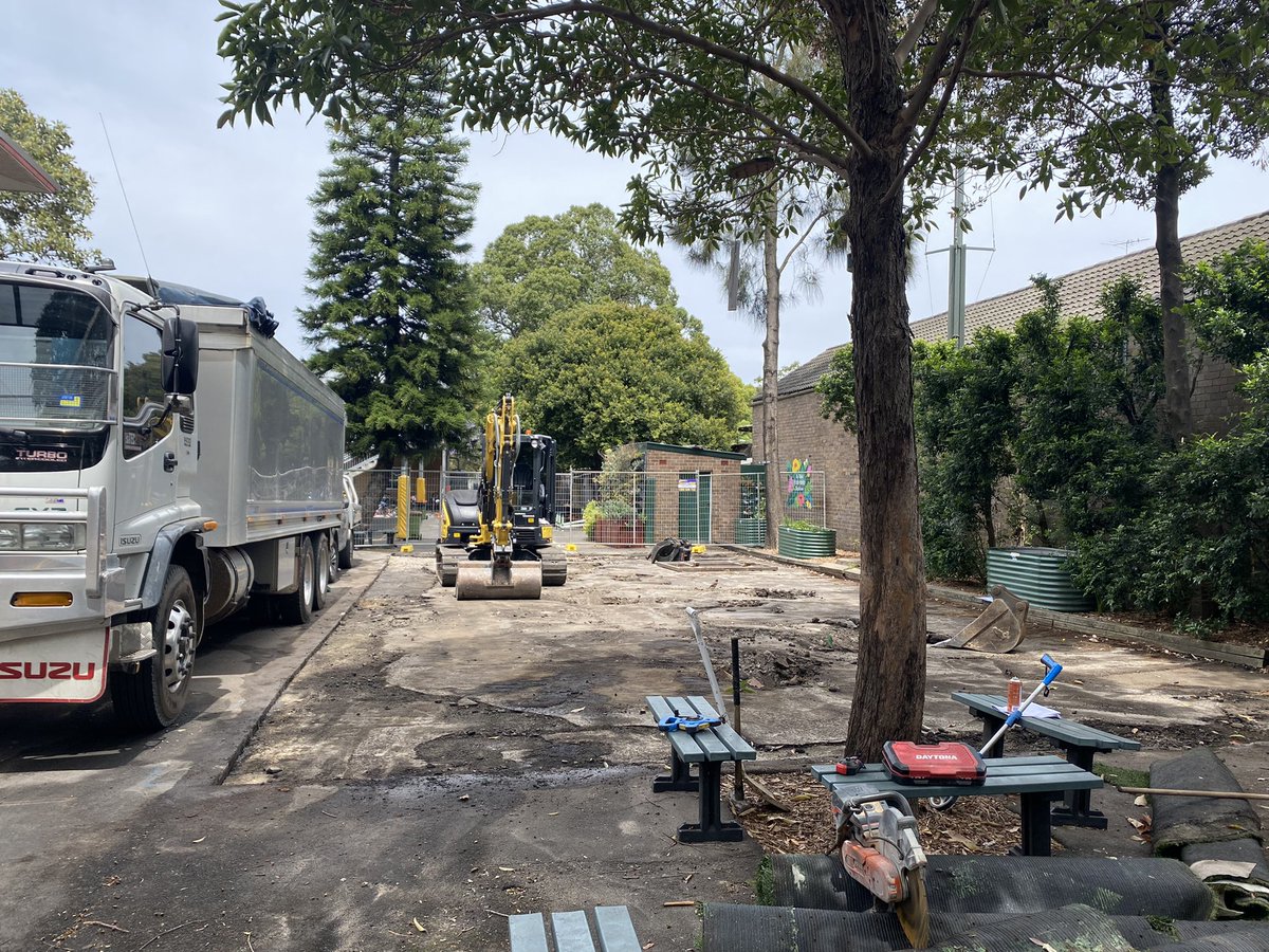 KENSINGTONPS's tweet photo. Forgot to tweet these photos but had to share in the excitement, it's looking amazing. From this, to that and so much more to come. @KENSINGTONPS @NSWEducation #moduplay #WorldOutDoorPlayDay https://t.co/8S354bh4lS