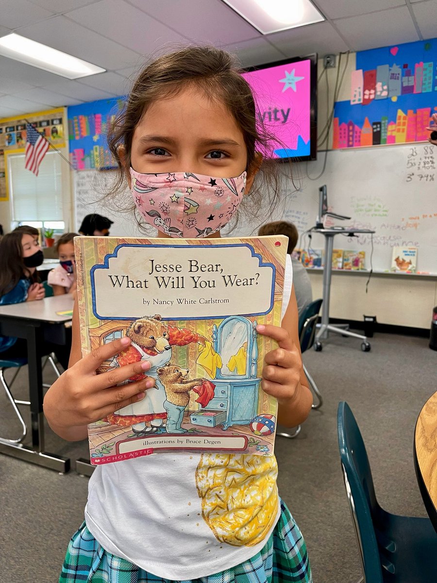 NMTimberwolves's tweet image. Look who read her first book in English today!!! @E_Rogers1 @OReilly_2nd #workingsohard #TimberwolfProud