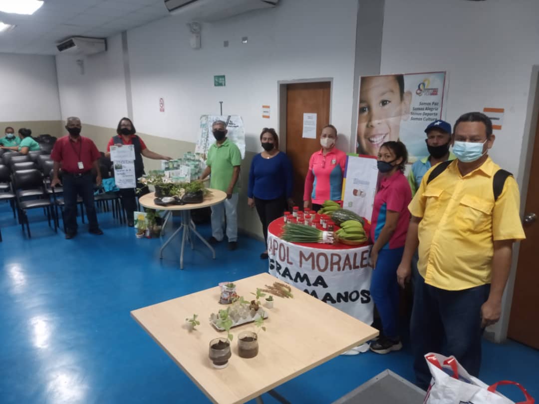 ZuliaPtms's tweet photo. Hoy se celebró el intercambio  de semilla en la Cancha de Paz, ubicada en el Sector Catricentenario, del Programa Todas las Manos a la Siembra de la Zona Educativa Zulia, la actividad se realizó con mucho entusiasmo. https://t.co/tQGr0JFtDw