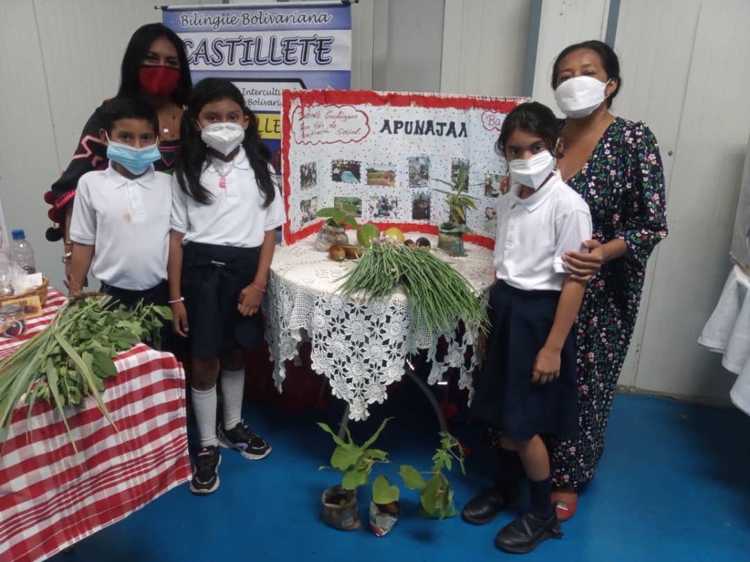 ZuliaPtms's tweet photo. Hoy se celebró el intercambio  de semilla en la Cancha de Paz, ubicada en el Sector Catricentenario, del Programa Todas las Manos a la Siembra de la Zona Educativa Zulia, la actividad se realizó con mucho entusiasmo. https://t.co/tQGr0JFtDw