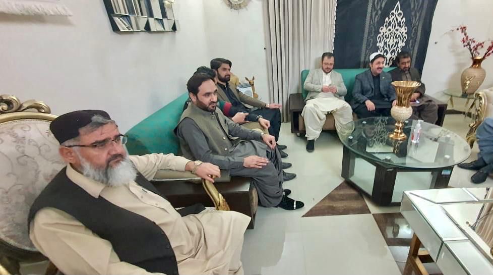 RaufRind's tweet photo. وزیراعلی بلوچستان میرعبدالقدوس بزنجو کی سابق صوبائی وزیر میرمحمدعلی رند سے رند ہاؤس میں ملاقات۔بھتیجے کی وفات پر تعزیت، فاتحہ خوانی اور ان کی عیادت کی۔اراکین اسمبلی میرظہوربلیدی،لالا رشید و دیگر ان کے ہمراہ تھے۔اس موقع پرنائب صدر بی اے پی میرعبدالرؤف رند اور میرزبیر رند موجود تھے https://t.co/h1lG6OcCR9