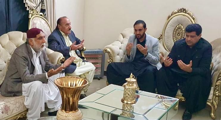 RaufRind's tweet photo. وزیراعلی بلوچستان میرعبدالقدوس بزنجو کی سابق صوبائی وزیر میرمحمدعلی رند سے رند ہاؤس میں ملاقات۔بھتیجے کی وفات پر تعزیت، فاتحہ خوانی اور ان کی عیادت کی۔اراکین اسمبلی میرظہوربلیدی،لالا رشید و دیگر ان کے ہمراہ تھے۔اس موقع پرنائب صدر بی اے پی میرعبدالرؤف رند اور میرزبیر رند موجود تھے https://t.co/h1lG6OcCR9