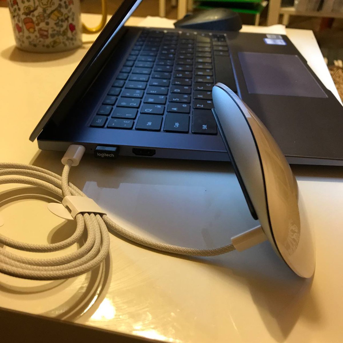 IDIOTSTILE's tweet photo. Magic Mouse самая волшебная зарядка если у тебя их две, придумываю слоган для этого абсурда https://t.co/vuuU0fOIdz