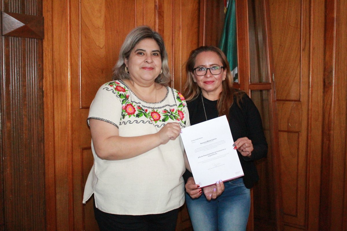 AzucenaMarinC's tweet photo. He realizado la entrega de nombramientos a nuevos funcionarios de la SECOEM a quienes he exhortado a trabajar para generar resultados a corto plazo, y dar resultados en el combate a la corrupción. https://t.co/6MS7SWx8K8