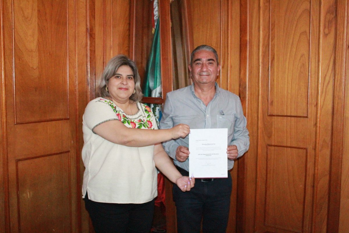 AzucenaMarinC's tweet photo. He realizado la entrega de nombramientos a nuevos funcionarios de la SECOEM a quienes he exhortado a trabajar para generar resultados a corto plazo, y dar resultados en el combate a la corrupción. https://t.co/6MS7SWx8K8
