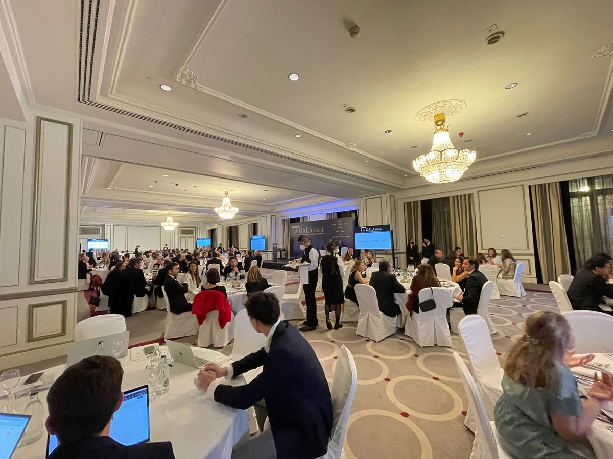 ForoRRHH's tweet photo. Momento de cenar en la V #GALARRHH 😊 Estad atentos porque en unos minutos comenzará la entrega de premios a los ganadores.
@OrgDCH @ForoRRHH @WTC_SPAIN 👏 https://t.co/Kxss9JdynO