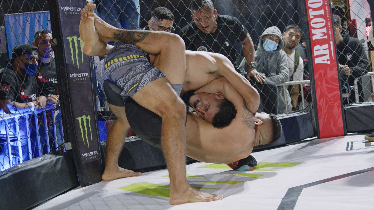 wccperu's tweet photo. Renzo Méndez venció a Andy Ríos por sumisión mediante una estrangulación por guillotina en el primer asalto.
#WCCPERU2 #WCC #W002 #Warriors #WarNight #SegundaEdicion #AccionPura #MMA https://t.co/p11A54DJIK