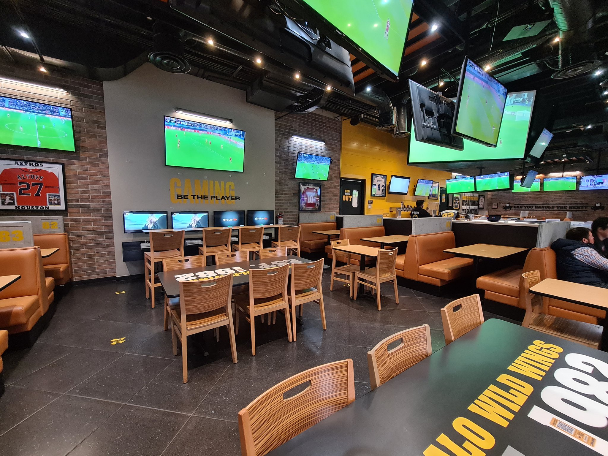 Ethan Winters on Twitter: "Me sorprende que este Buffalo Wild Wings en  Sentura Tlalnepantla siga abierto dada la situación de este centro  comercial y la cercanía de otro Buffalo en Mundo E.