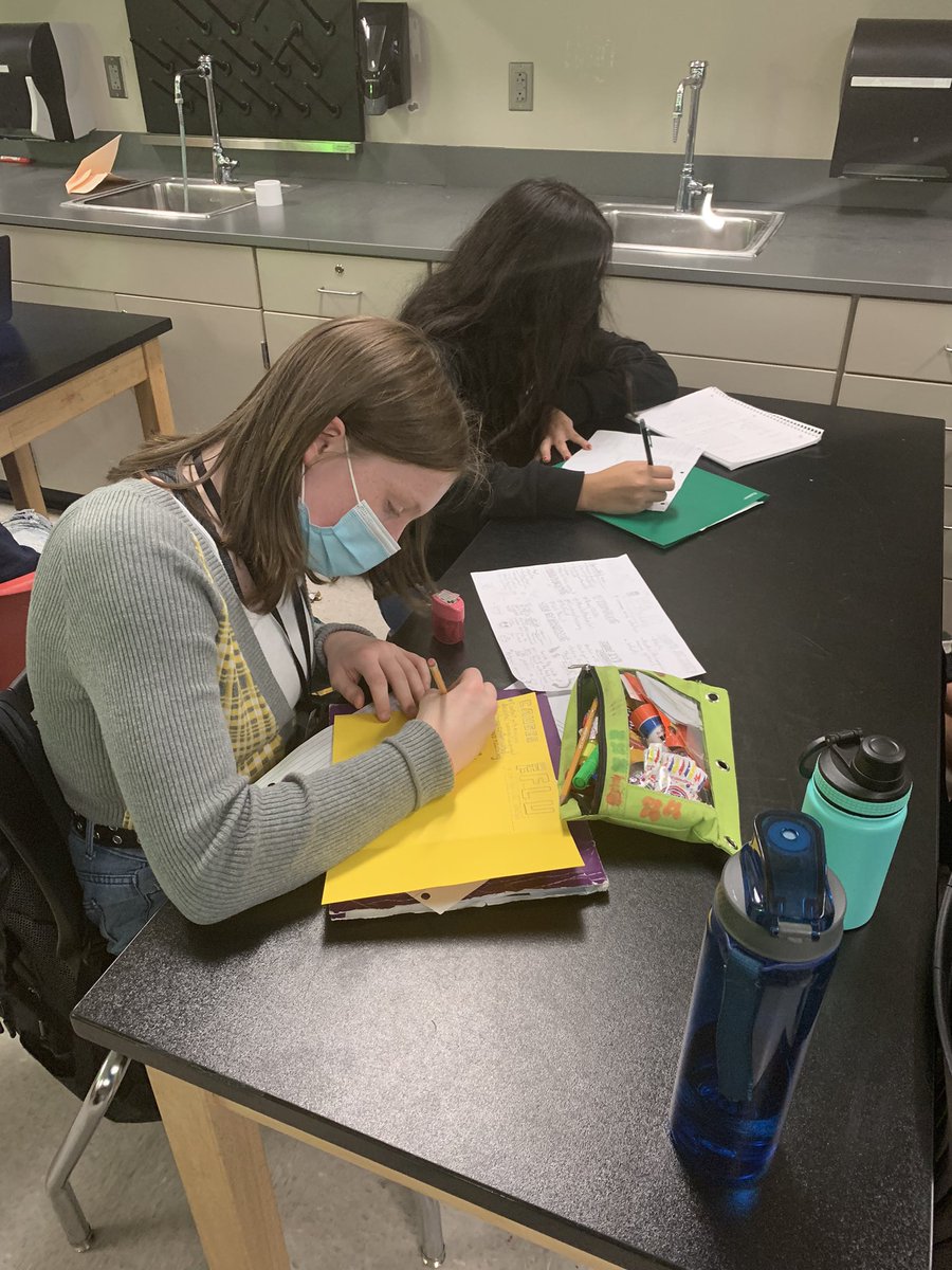 CoachNunn2's tweet photo. Students incorporate technology to do research over Respiratory Illnesses to form a pamphlet as their product! 😀 #happylearning #beelitewms @HumbleISD_WMS @HumbleISD #300hallwayteachersbelike https://t.co/Xc1zr8EU1s