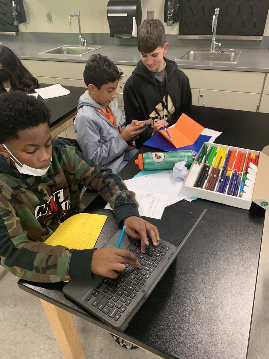 CoachNunn2's tweet photo. Students incorporate technology to do research over Respiratory Illnesses to form a pamphlet as their product! 😀 #happylearning #beelitewms @HumbleISD_WMS @HumbleISD #300hallwayteachersbelike https://t.co/Xc1zr8EU1s