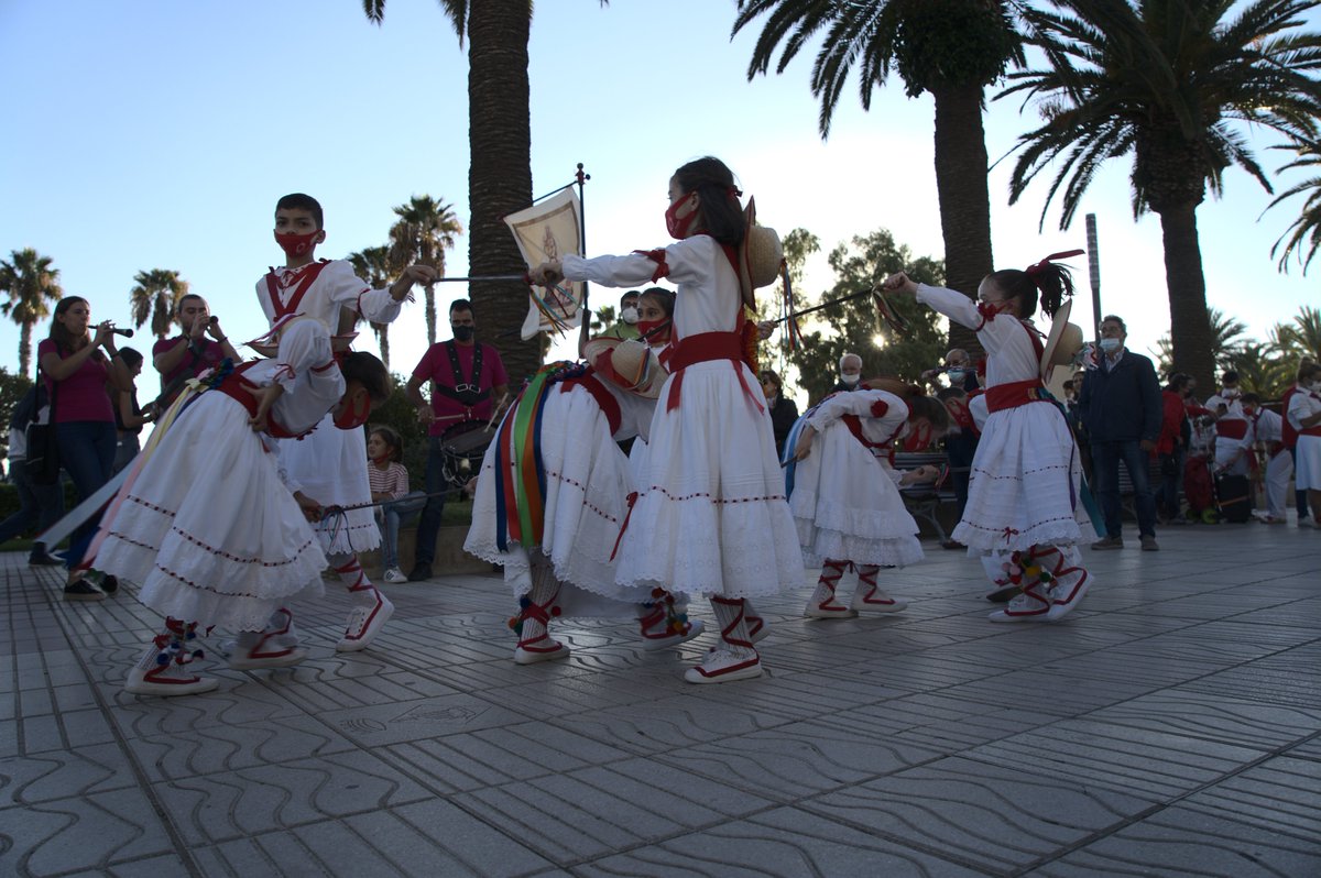 balldebastons's tweet photo. Pasado el congreso, aún tenemos que hacer más presentaciones de grupos que no dio tiempo de presentar antes del evento. Empezamos con el Dance de Alcalá de la Selva.
¡Más información en la página web del #congresbdb!
#balldebastons @cultpopular_cat @Adifolk_oficial https://t.co/dANWxGTsLW