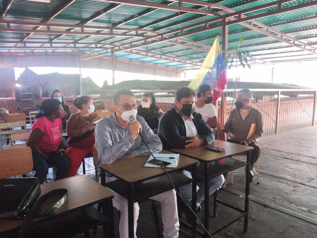 clapchavelo's tweet photo. Junto a @JuanEscalante07 y el Equipo Político estuvimos conectados en Videoconferencia de Estrategia Electoral con el Camarada Jiuvantt Huerfano Vocero Principal del Comando de Campaña Estadal #Tachira para verificar Comandos y Patrullas del Mpio. #Jaure… https://t.co/XFSwslxy6v