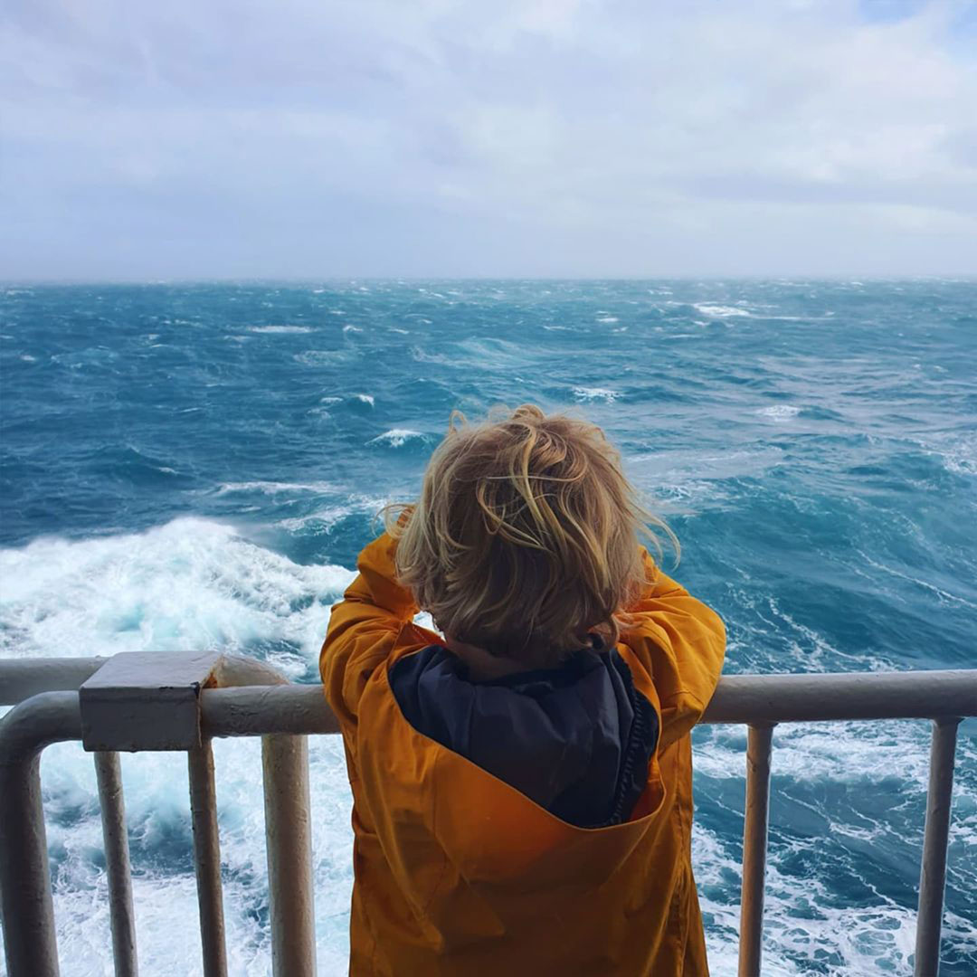 interislander's tweet image. Classic Kiwi spring weather!😅🌊💨 This time of year is usually a typical case of 'four seasons in one day'. Thanks to Kate for sharing this journey, including some staunch passengers braving the famous Cook Strait wind.

📸IG: @nolightsabersinthekitchen